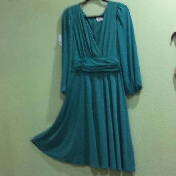 Eliza J Dresses & Skirts - Eliza J Emerald Green Pleat Dress 12